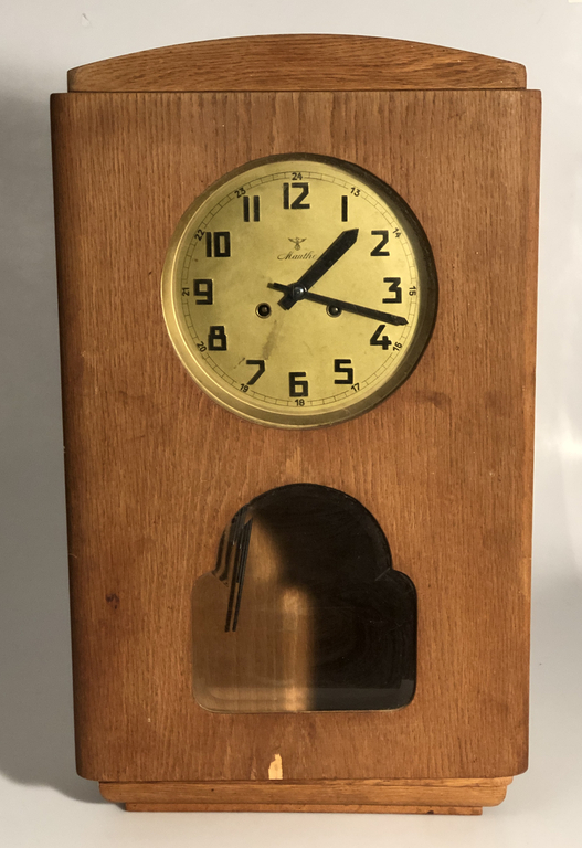 Wall clock with valve