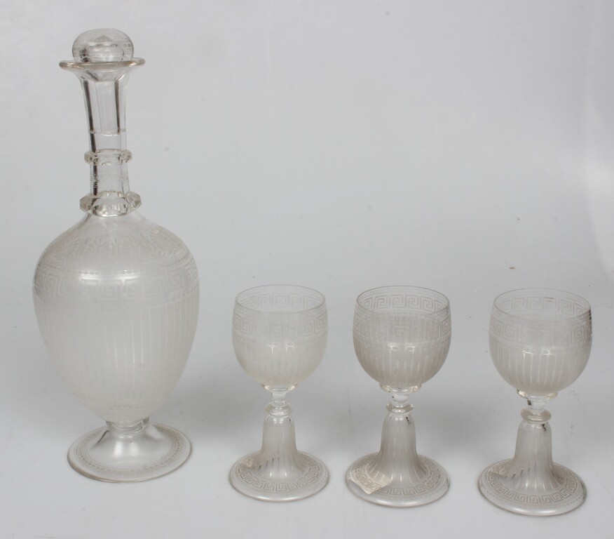 Glass carafe with 3 glasses