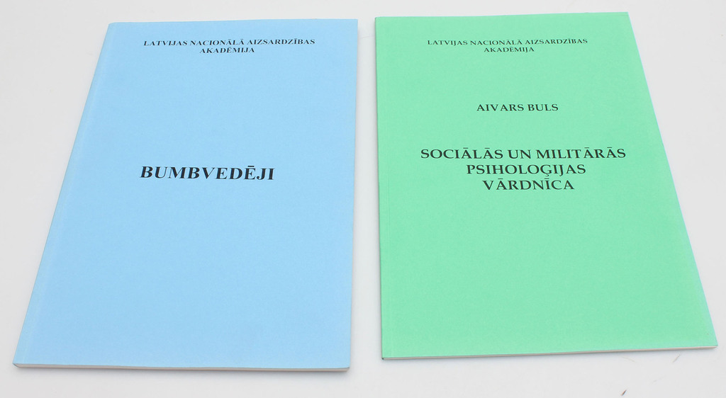 2 grāmatas - Bumbvedēji, Sociālās un Militārāš psiholoģijas vārdnīca