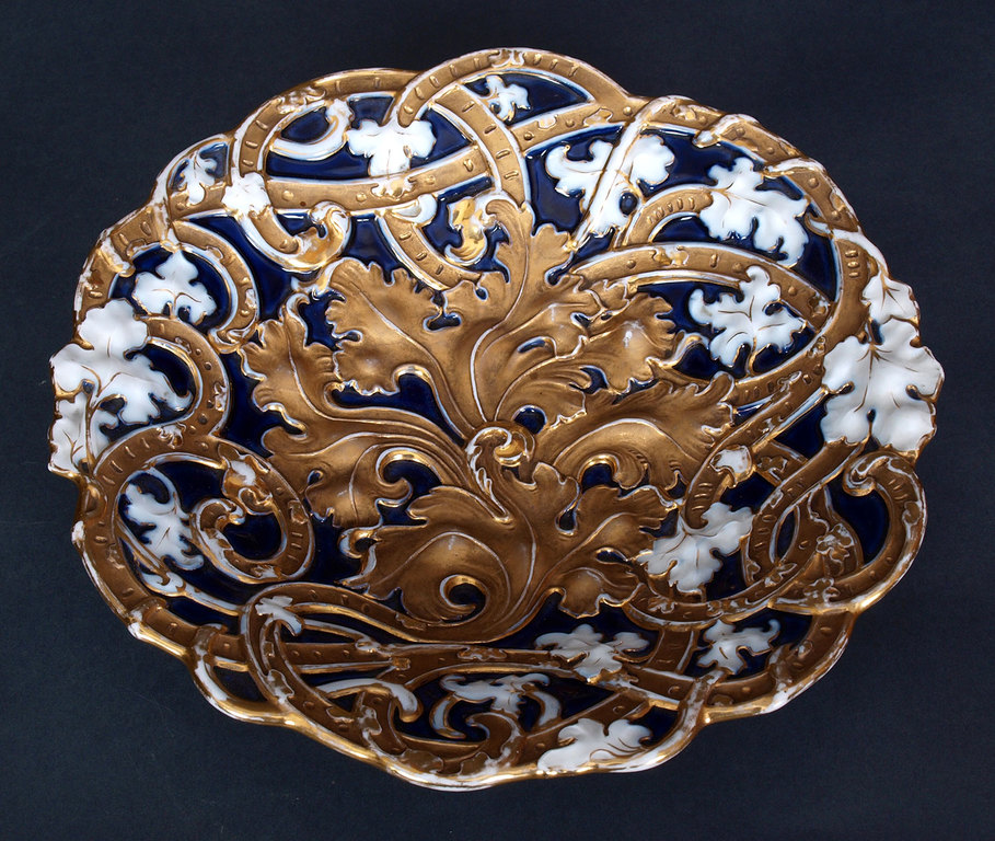 Porcelāna šķīvis ar vīnogu stīgu motīvu