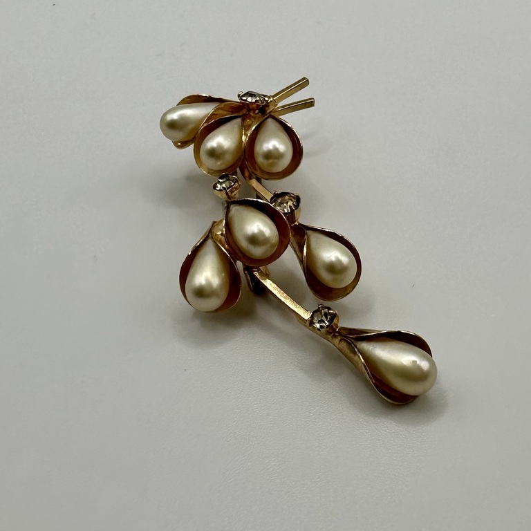 Brooch USSR Mother of pearl twig. 1950 Artificial pearls.