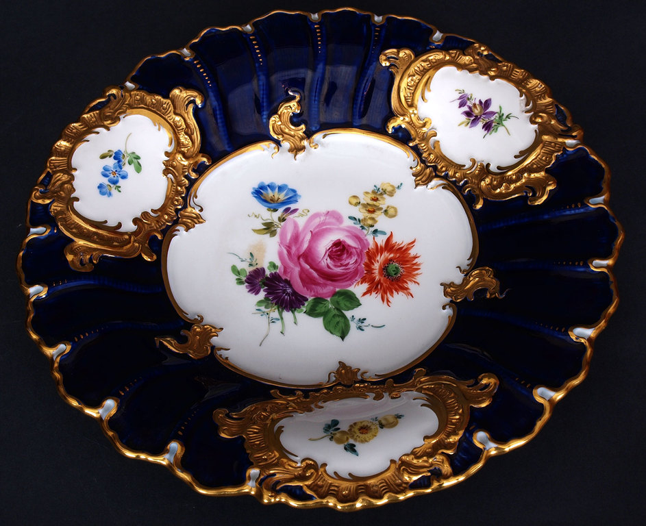 Фарфоровая тарелка с цветочнои росписю