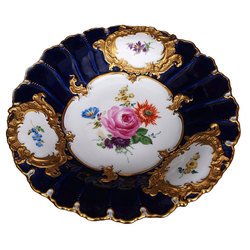 Фарфоровая тарелка с цветочнои росписю