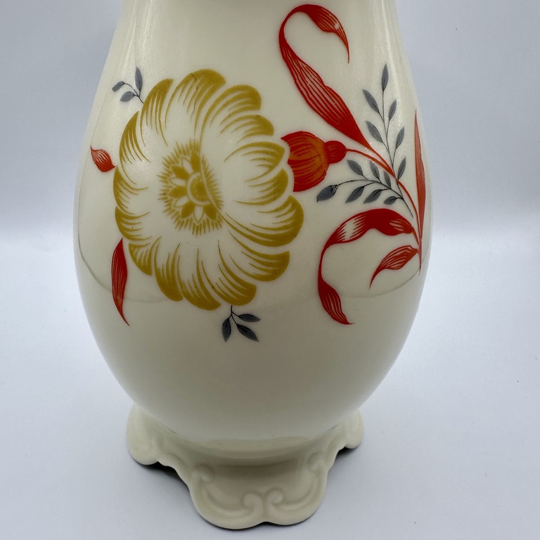 Porcelain vase from the Ivory series, handmade. Painting. Bavaria