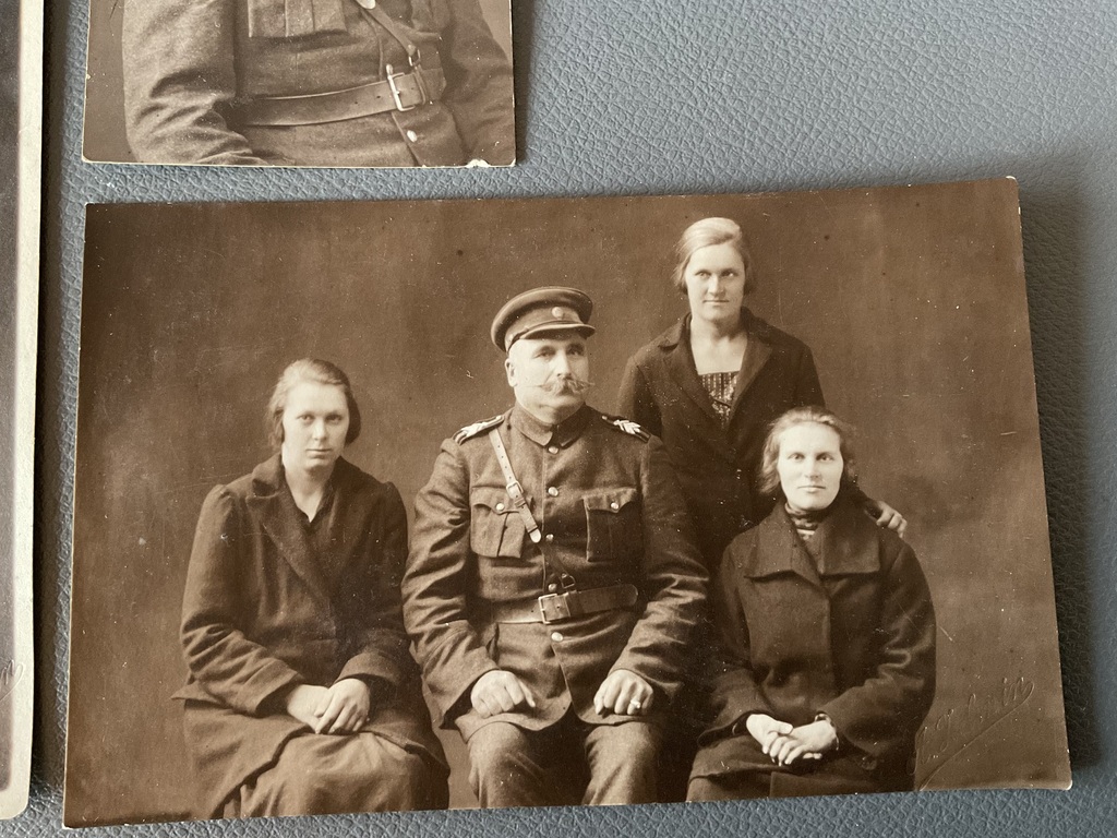 Latviešu kareivis M. Rodiņš un ģimene.