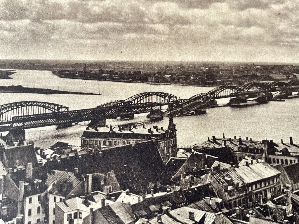 Rīgā. Krievu sabombordētais tilts pār Daugavu.