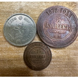 Trīs monētas