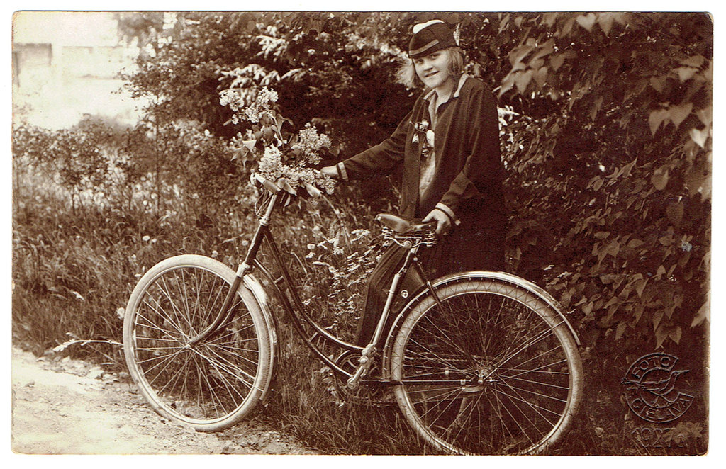 Fotogrāfija meitene ar velosipēdu