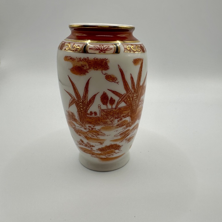 PoijHr - Porcelain miniature vase of Japanese design from the 1960s. Fine hand painting. 