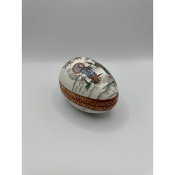Candy bowl, hand painted, very fine work of a master. Second half of the 20th century.. 