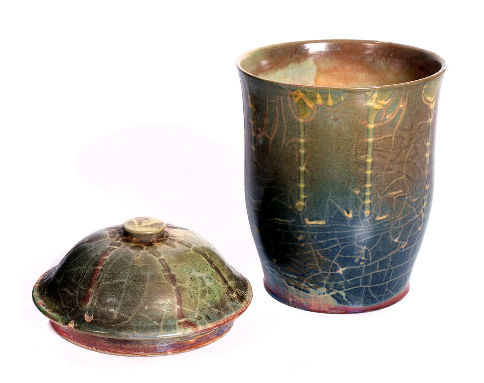 Keramikas vāze ar vāku