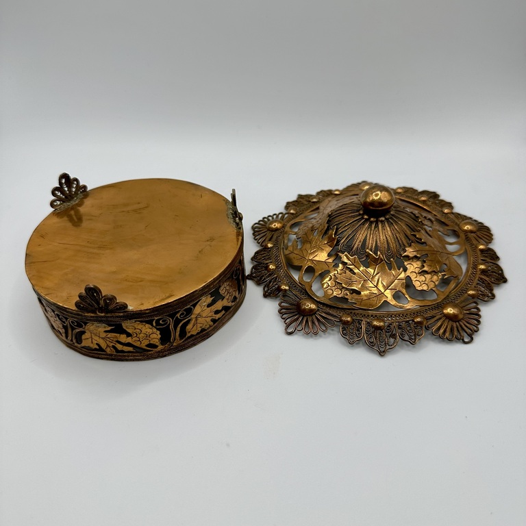 Старинная латунная шкатулка для драгоценностей, богато украшенная филигранью, резной, кованой латунью