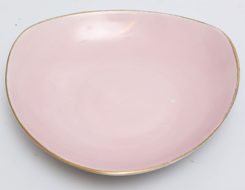 Фарфоровая тарелка с позолоченным ободком