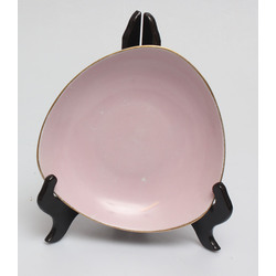 Фарфоровая тарелка с позолоченным ободком