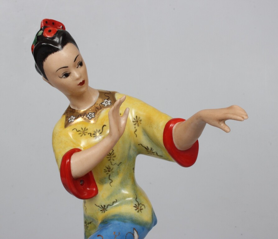 Porcelāna figūra ''Tao Hoa. No baleta Sarkanā magone''