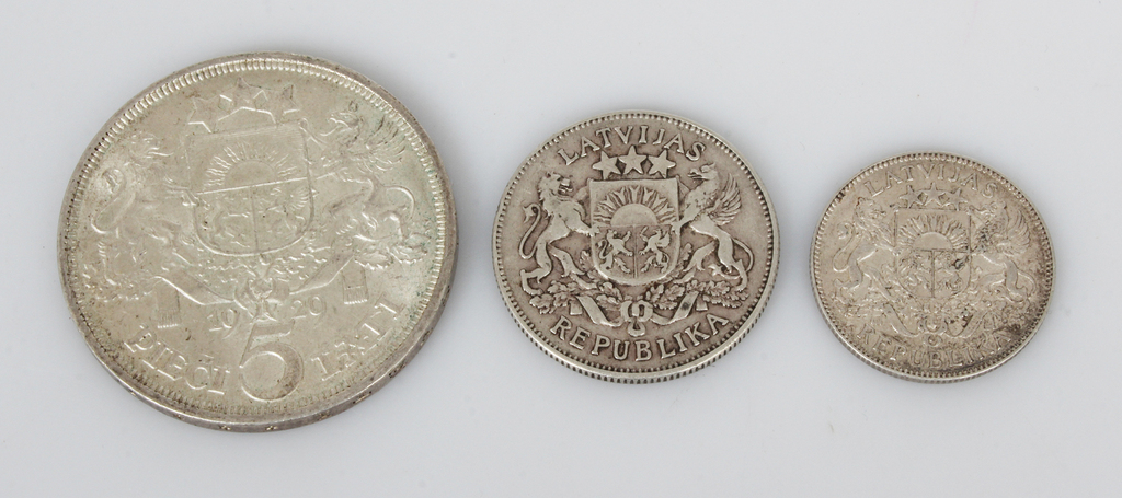 3 серебряные монеты - 5 латов, 1 лат, 2 лата