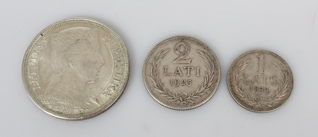 3 серебряные монеты - 5 латов, 1 лат, 2 лата