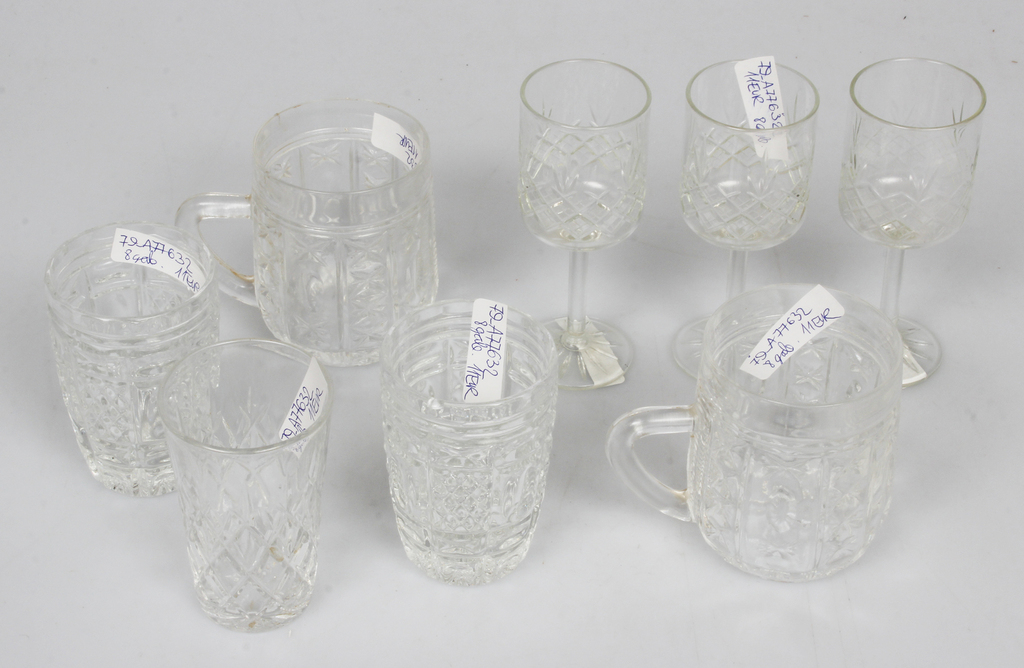 6 crystal glasses and 2 crystal mugs