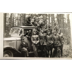 Кавалеристы Латвийской армии у грузовика Chevrolet