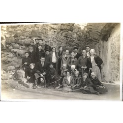 Отдыхающие у руин Сигулдского замка.