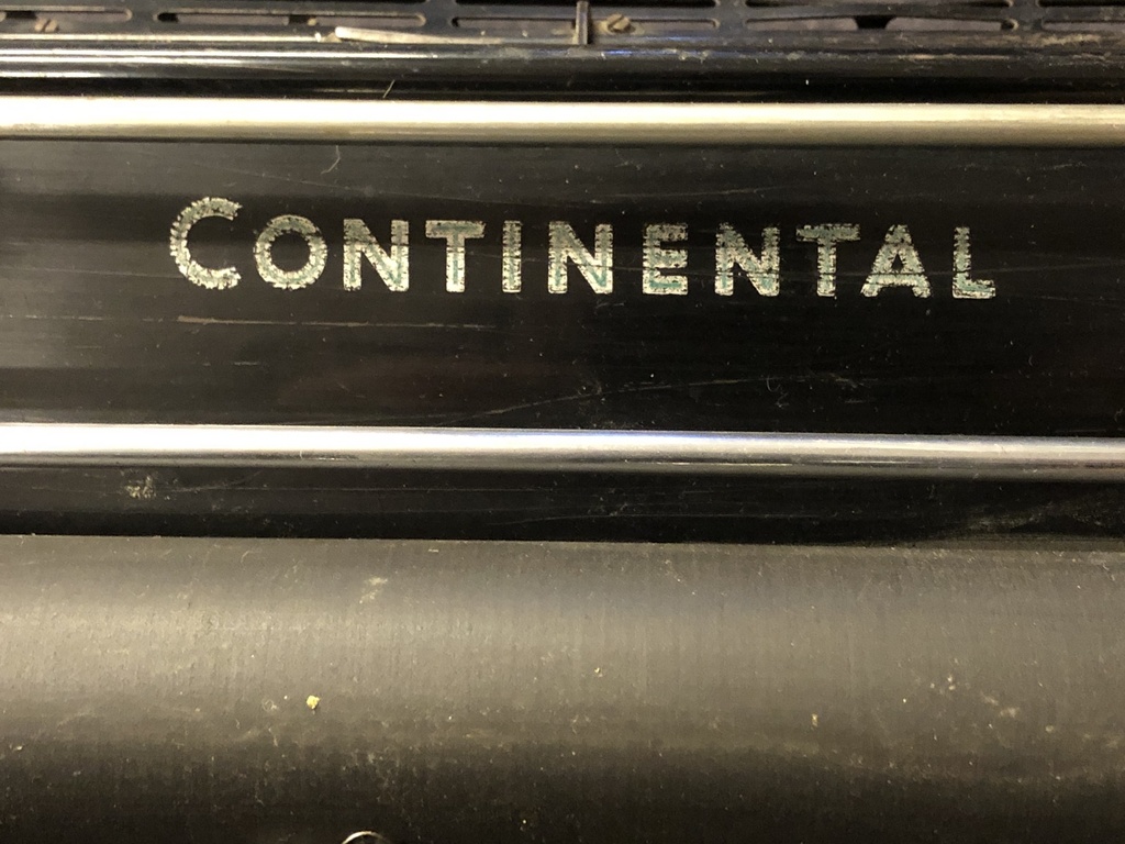 Rakstāmmašīna Continental ar stikla vāku