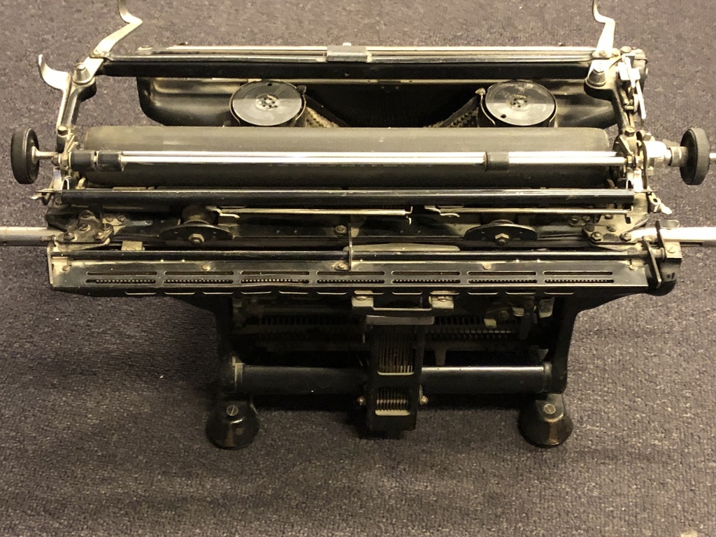 Typewriter Continental with glass lid