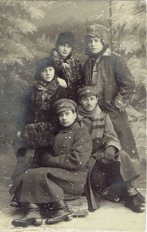 Fotogrāfija Latviešu karavīri ar savu ģimeni