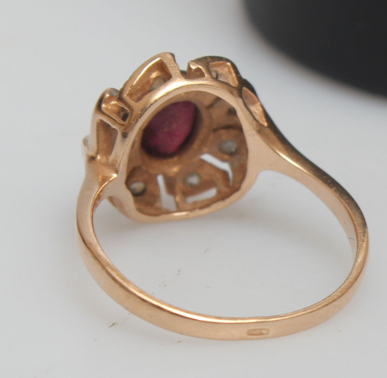 Gold ring with synthetic ruby and spinels