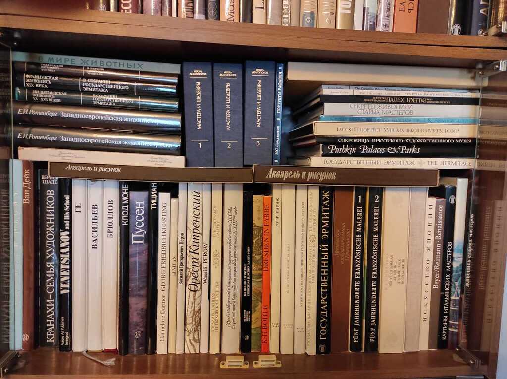 Коллекция книг (160 шт.) + 2 книжных шкафа