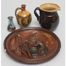 Набор различных керамических предметов (2 кувшинов, ваза, керамическая тарелка с дефектом)