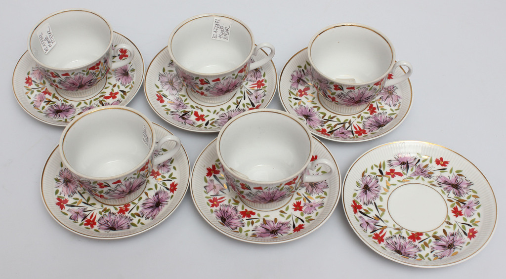 Porcelain cups and saucers 