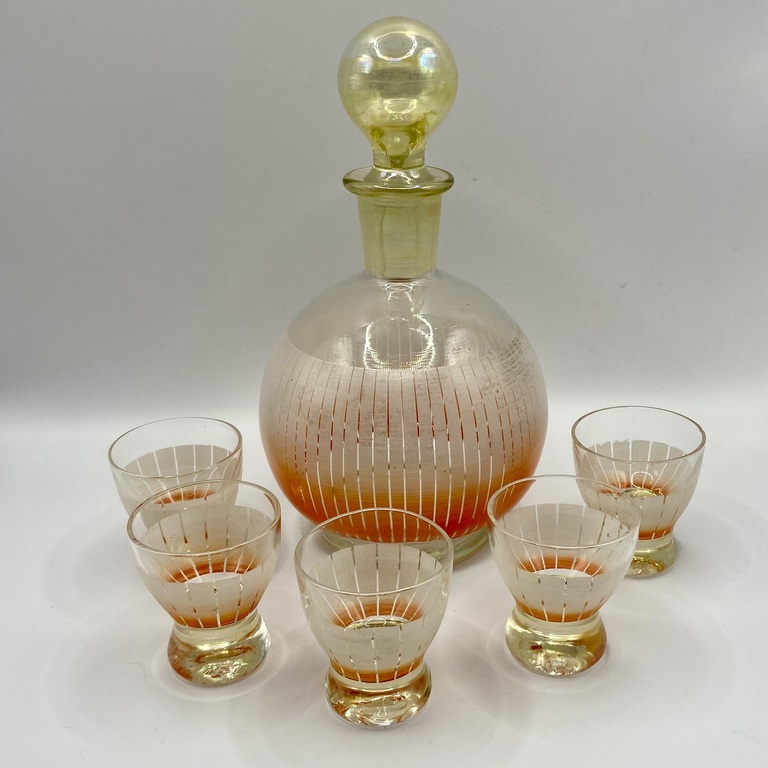 Art deco decanter from the 20s with glasses. Handmade. 