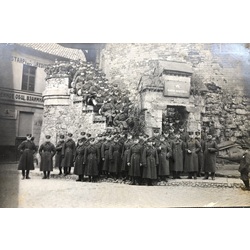 Soldiers of the artillery regiment on an excursion near the War Museum 