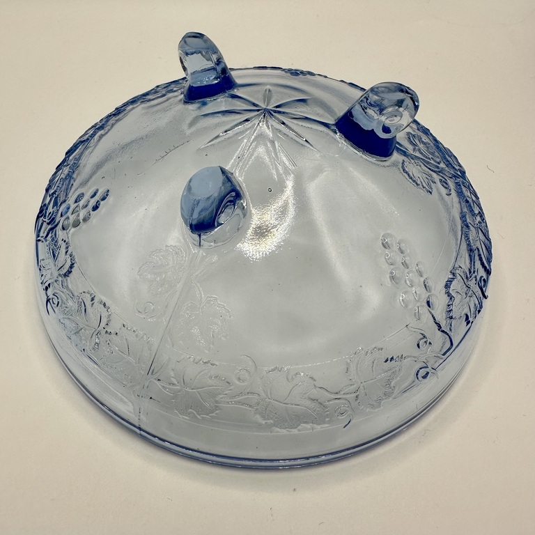 ILGUCIEMA GLASS FACTORY Fruit bowl with legs, colored glass, grinding with a grape motif.