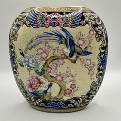 Handmade Japanese vase. 20-30 years old. Hand painted. Japanese porcelain