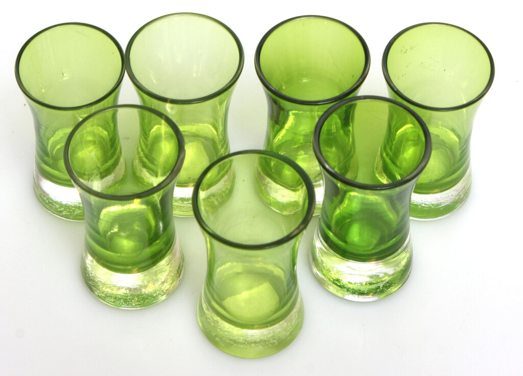 Iļģuciema stikla fabrikas zaļā stikla glāzītes (7 gab)