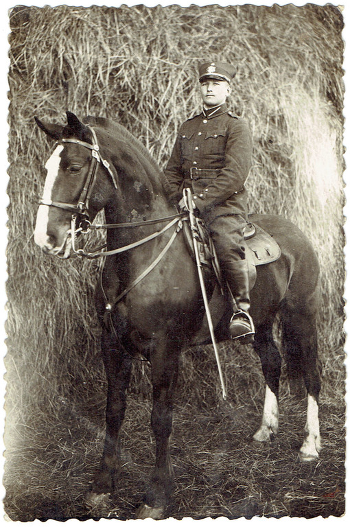 Открытка Латвии солдат в Даугавпилсе, верхом на лошади