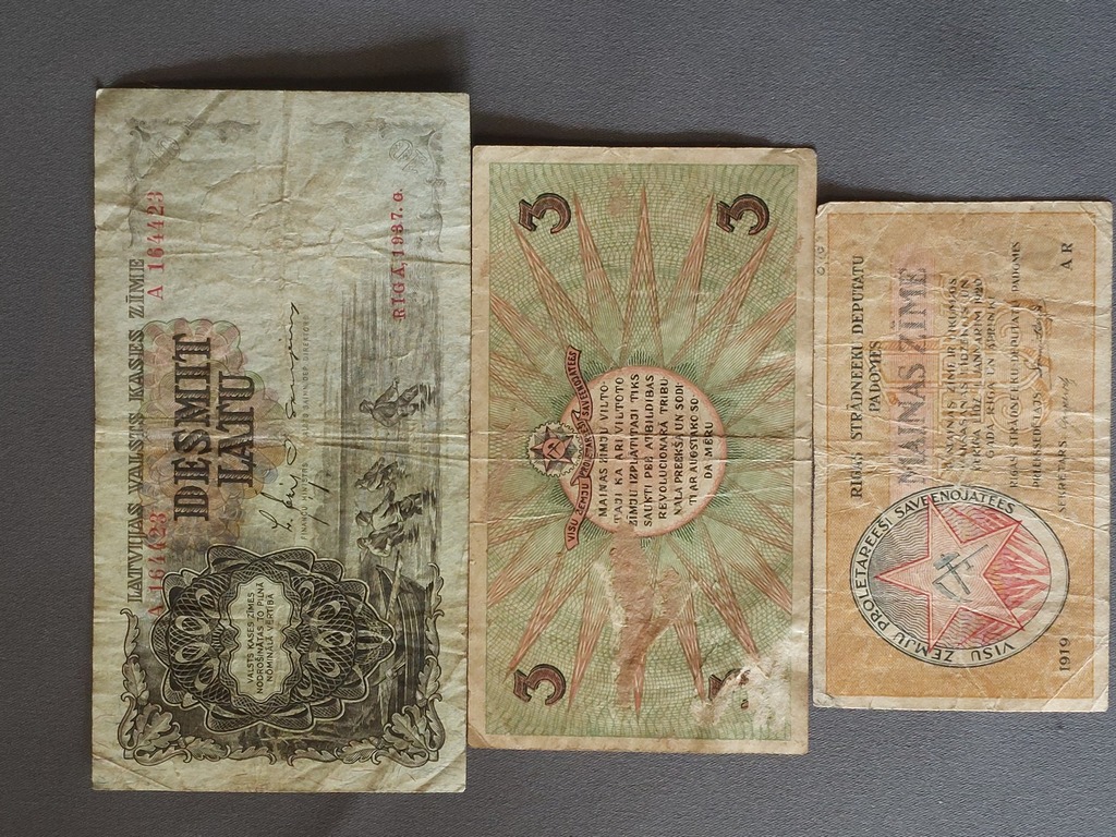 3 банкноты: 1- десять латов Рига 1937 года; 2- разменный жетон номиналом три рубля 1919 года выпуска; 3- 1 рубль обменный жетон 1919 года. СОВЕТ РАБОЧИХ ДЕПУТАТОВ РИГИ. 