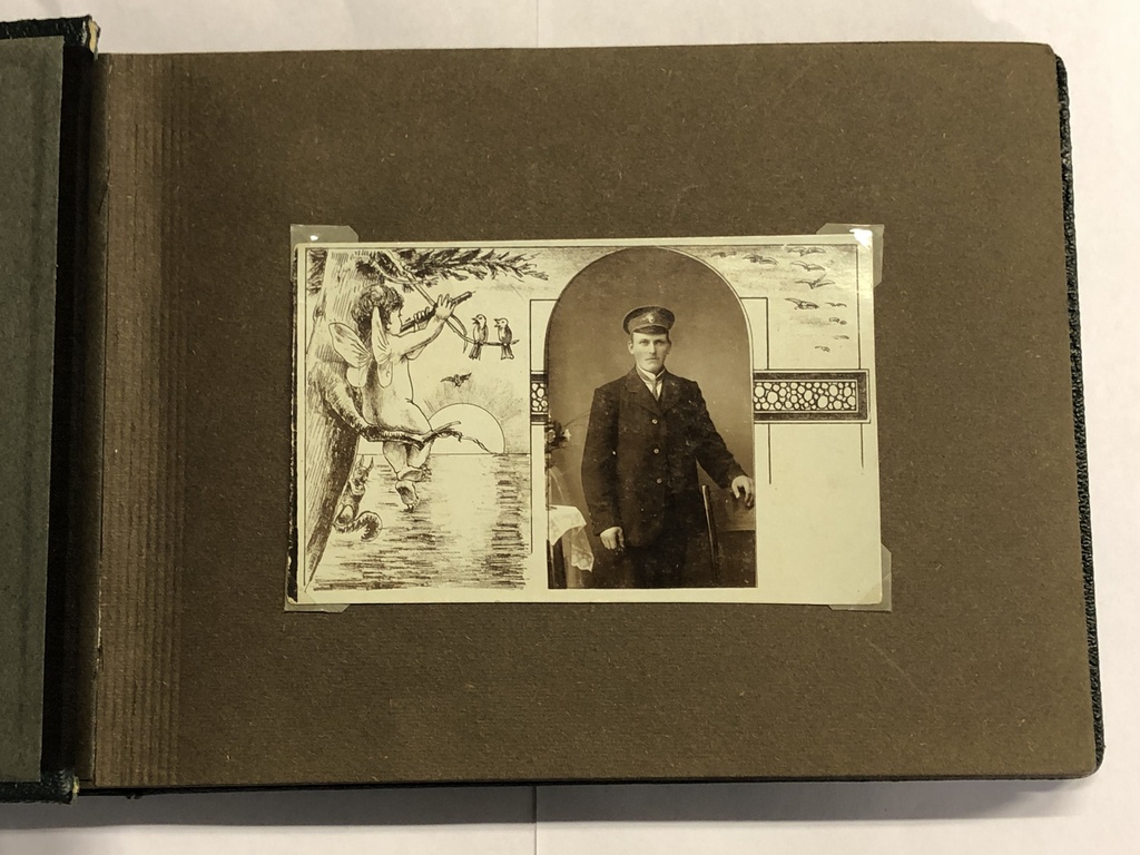 Фотоальбом с различными частными и студийными фотографиями 20 века. сначала. 
