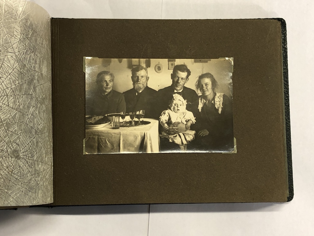 Photo album with various private and studio photos from the 20th century. at first. 