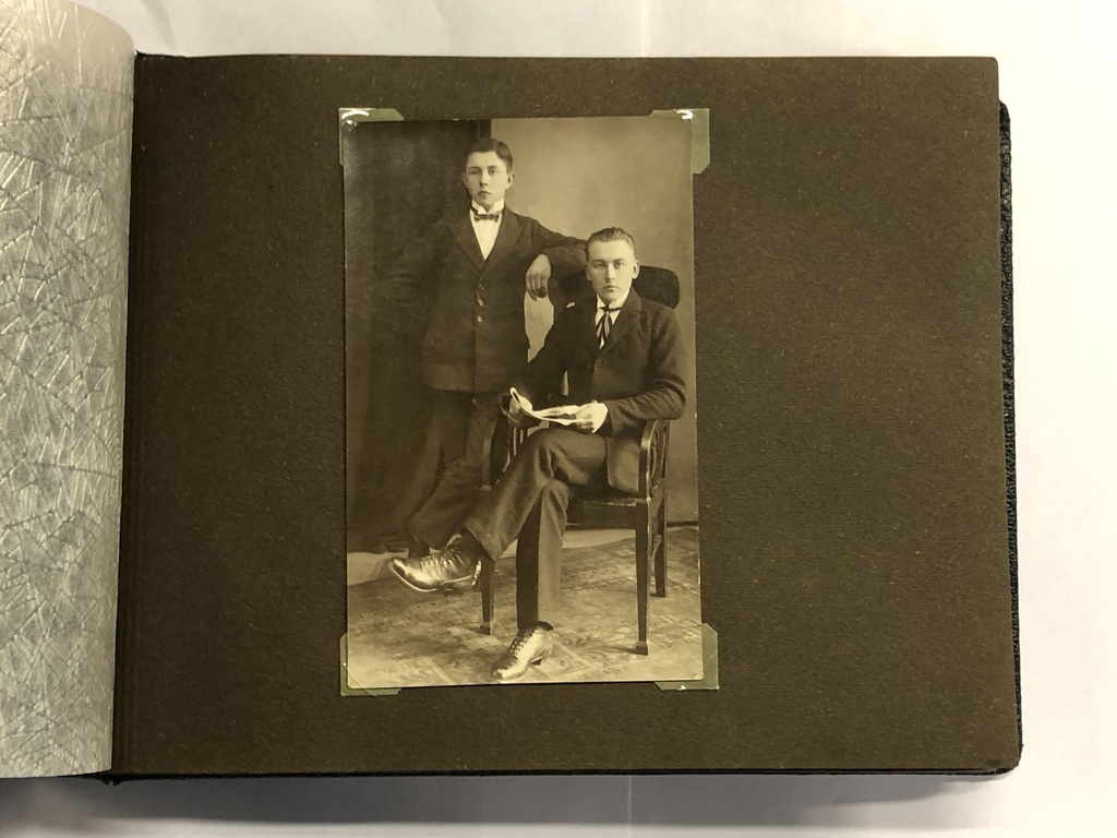 Фотоальбом с различными частными и студийными фотографиями 20 века. сначала. 