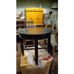Обеденный стол редкого дизайна с выдвижными подносами.