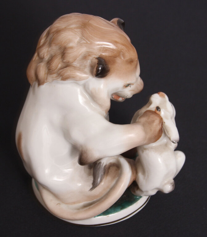 Porcelāna figūra ''Lauva ar zaķi''
