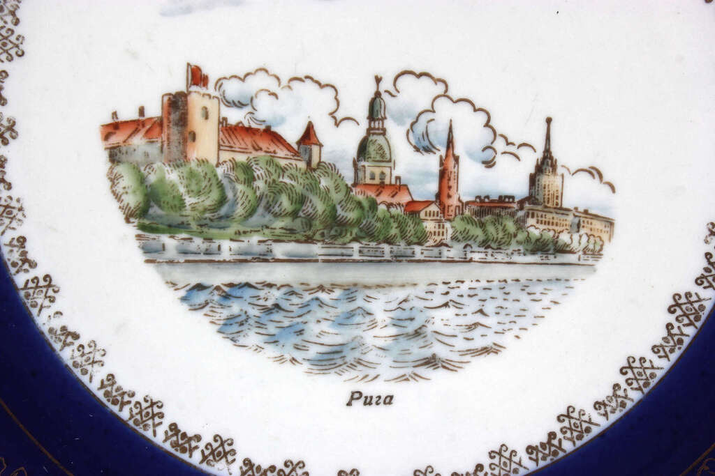 Porcelāna šķīvis 