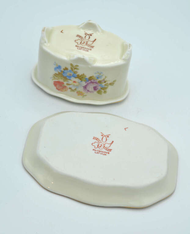 Kuznetsov porcelain cigarette case with saucer