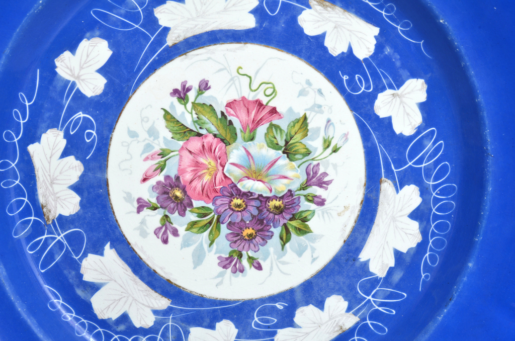 Gardner porcelain serving plate with floral decoration