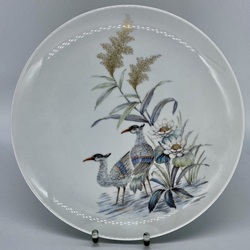 AK Kaiser Rietumvācijas porcelāna kolekcionējamais šķīvis/sienas šķīvis. Ar rokām apgleznoti. 1980. gads