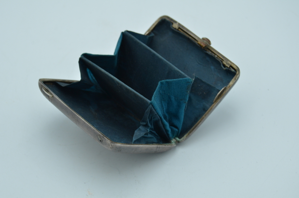 A silver coin purse for a jade