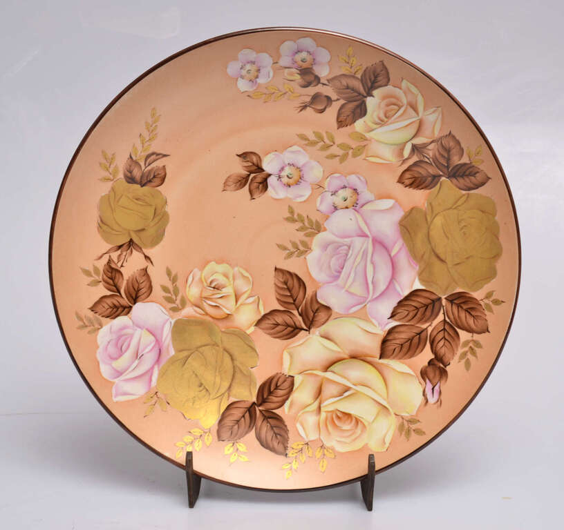 Rets RPR šķīvis ar rožu dekoru