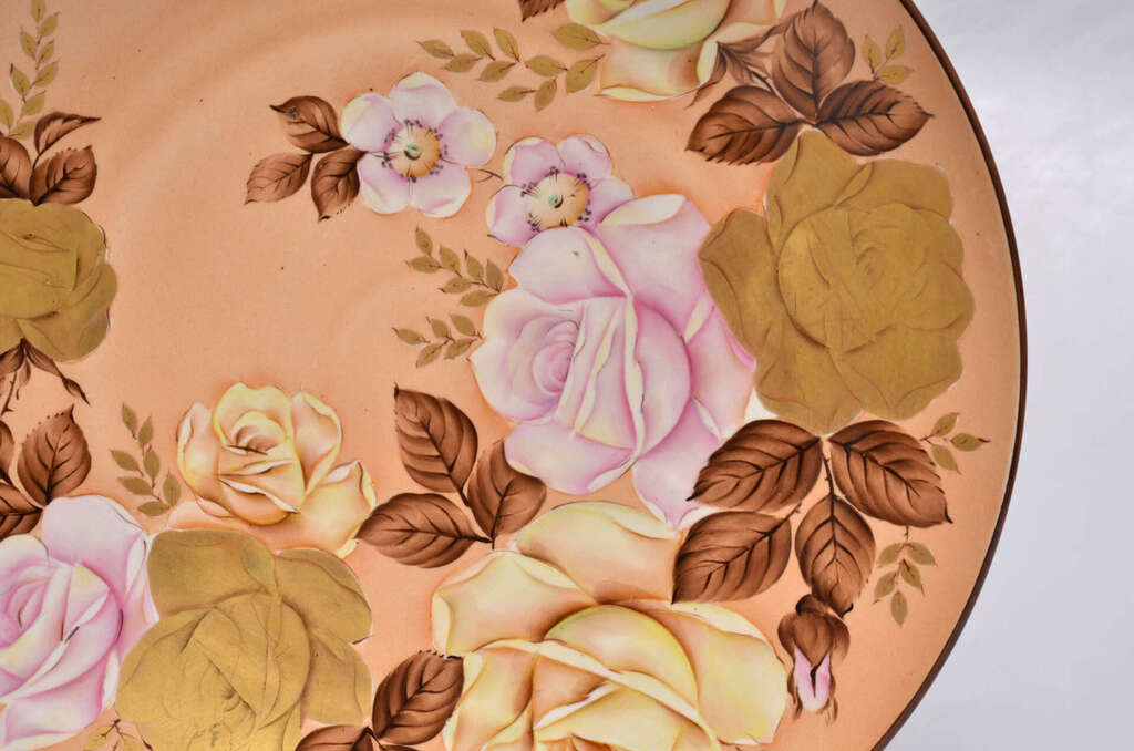 Rets RPR šķīvis ar rožu dekoru